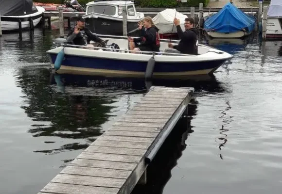 boot met stuur varend